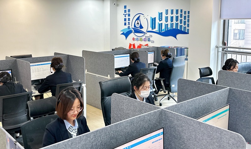 窗口一線鉚干勁，青島市民中心高效服務企業群眾